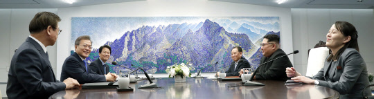 문재인 대통령과 김정은 북한 국무위원장이 27일 평화의 집에서 남북정상회담을 하고있다.
남측은 임종석 청와대 비서실장, 서훈 국가정보원장. 북측은 김여정 당중앙위원회 제1부부장, 김영철 당중앙위원회 부위원장. 한국공동사진기자단